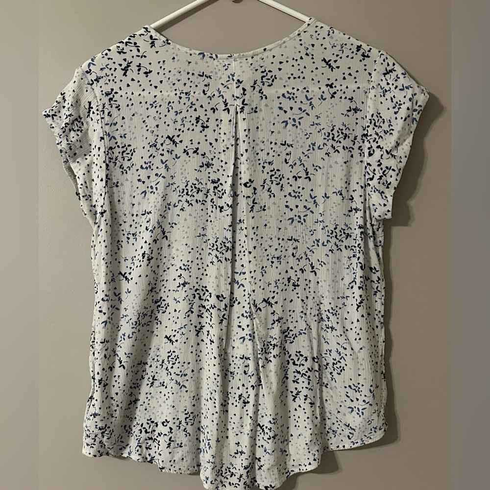 LIZ CLAIBORNE size MEDIUM cream & blue printed, short sleeved blouse. - Picture 2 of 7